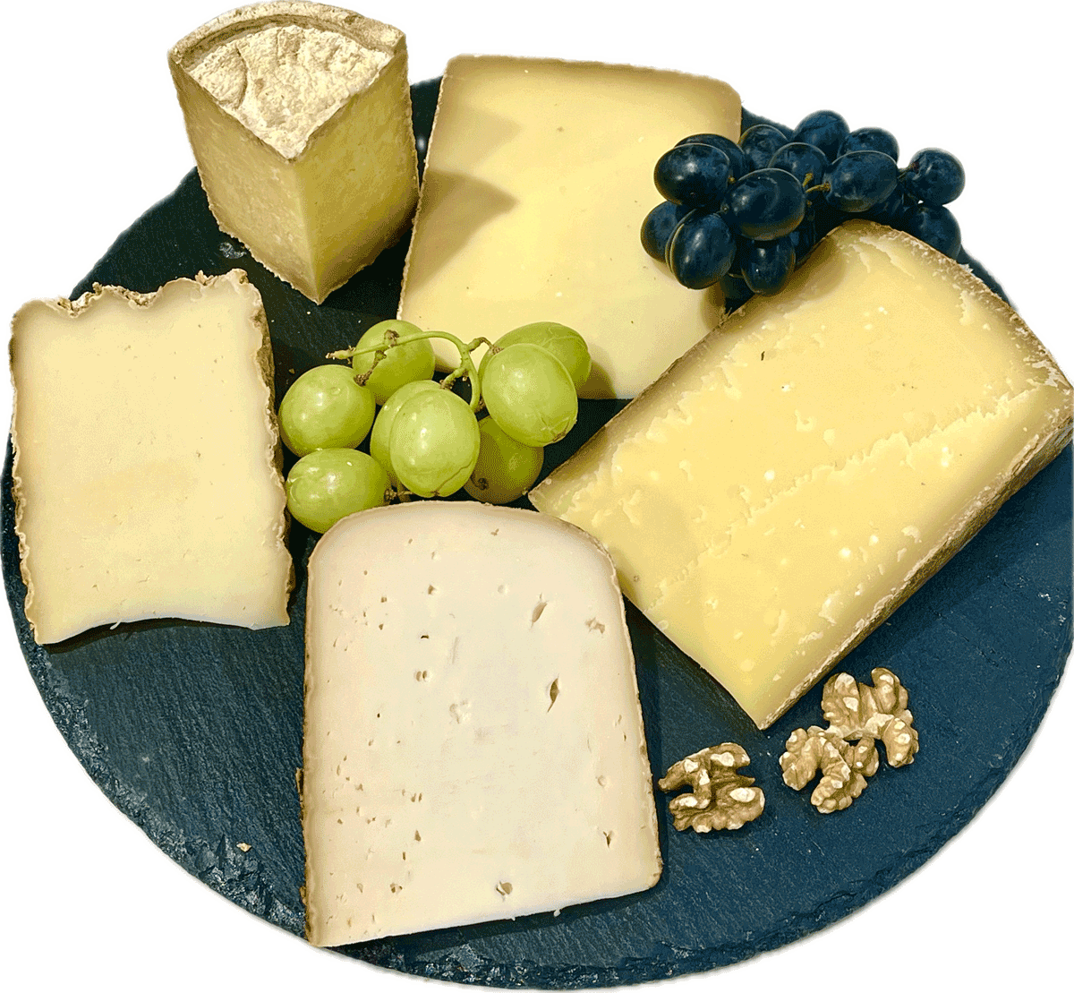 Auswahl an fünf verschiedenen Sorten Bergkäse, darunter Comté, Gruyère und Cantal, bei Les Épicuriens in Berlin Kreuzberg