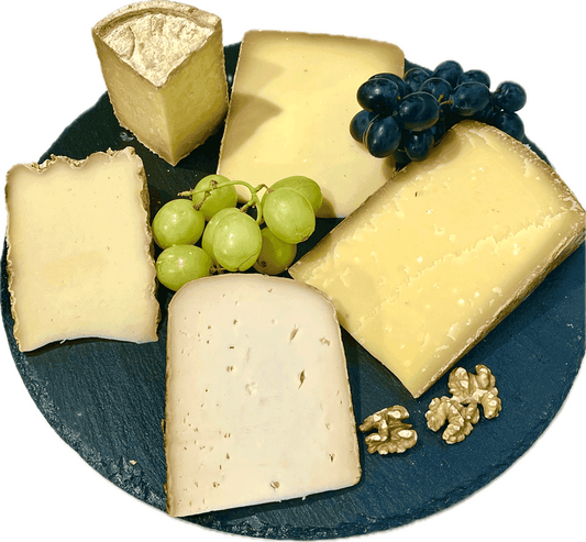 Auswahl an fünf verschiedenen Sorten Bergkäse, darunter Comté, Gruyère und Cantal, bei Les Épicuriens in Berlin Kreuzberg