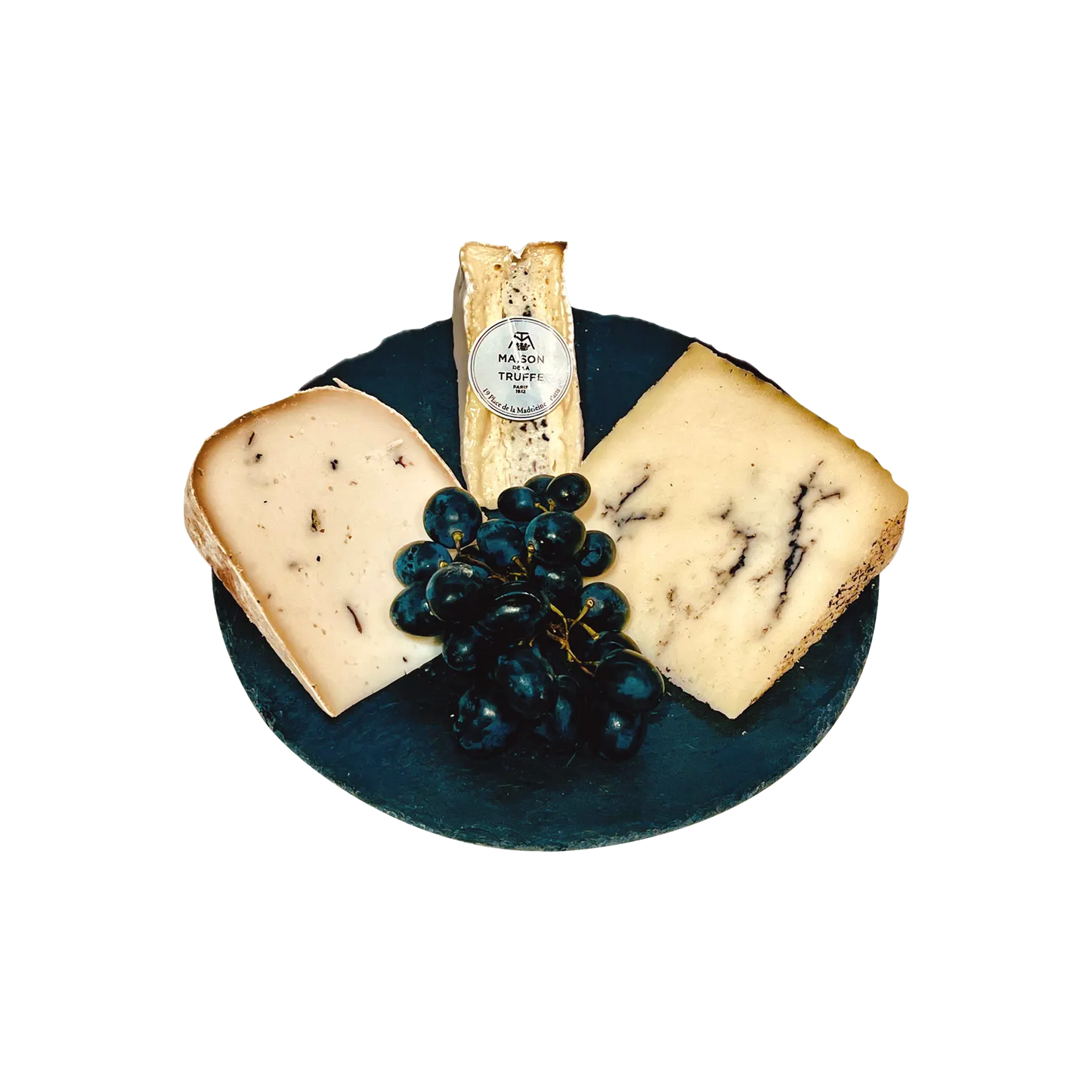 Auswahl an von drei verschiedenen Sorten Trüffelkäse mit Trüffelbrie, Schaf- und Ziegenkäse mit Trüffel