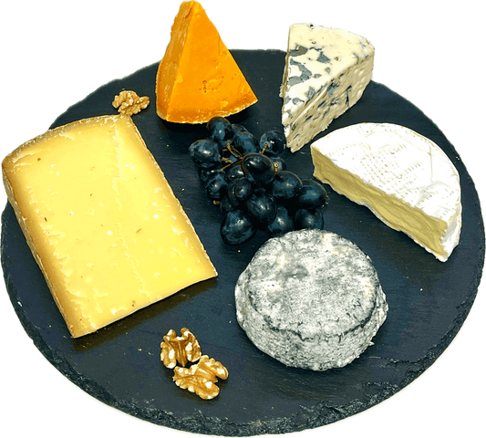 Auswahl an fünf Klassikern französischer Käse, darunter Selles sur Cher, extralter Mimolette-Käse und Roquefort, bei Les Épicuriens in Berlin Kreuzberg
