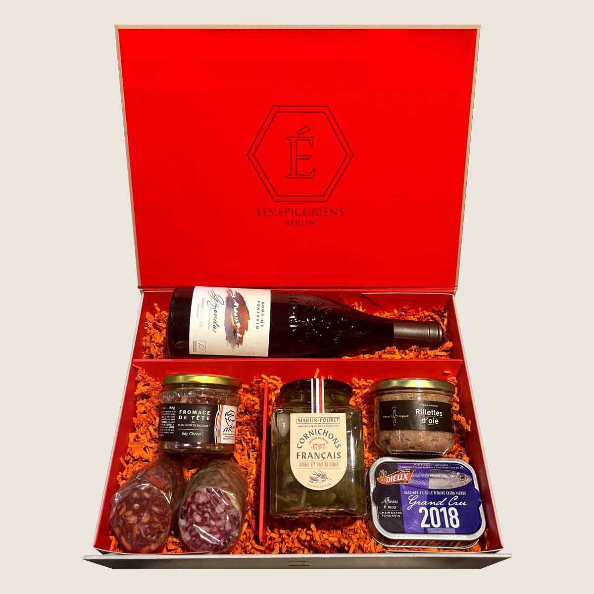 Geschenkbox "Au Coin du Feu" von Les Épicuriens in Berlin Kreuzberg mit Gänseriellette, Sardinen, Rotwein Gigondas und Chorizo Pata Negra