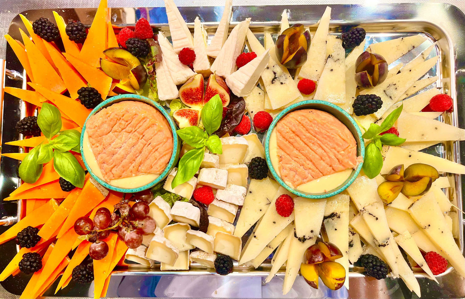 Cateringplatte mit verschiedenen Sorten Käse wie Mimolette, Crotin de Chavignol und Epoisses von Les Epicuriens in Berlin Kreuzberg