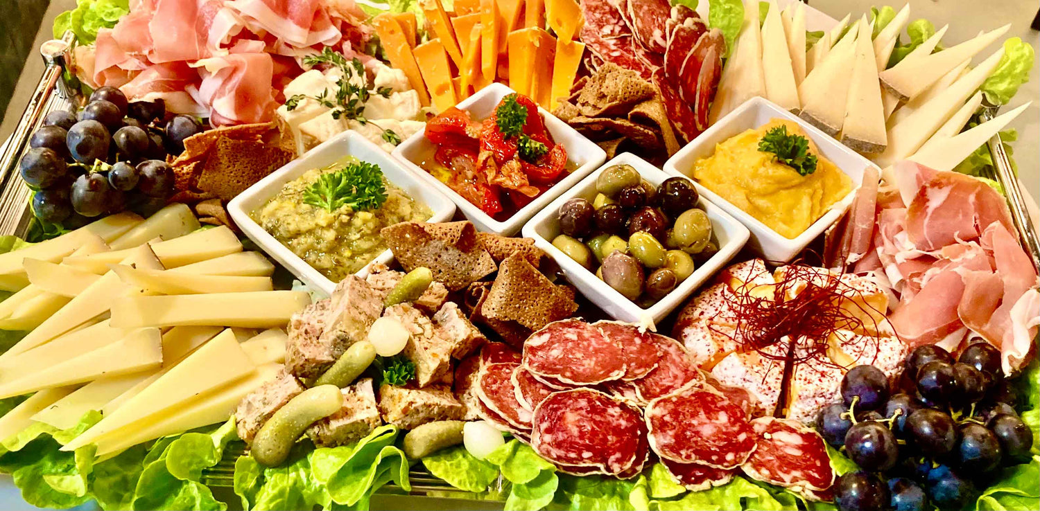 Gemischte Cateringplatte mit Käse, Charcuterie, hausgemachten Pasteten und veganen Aufstrichen von Les Épicuriens in Berlin Kreuzberg