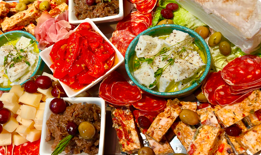 Cateringplatte mit Fingerfood wie Comté, hausgemachte Pasteten, Oliven und Saucisson von Les Épicuriens in Berlin Kreuzberg