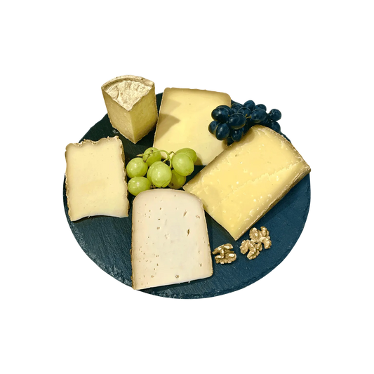 Auswahl an fünf verschiedenen Sorten Bergkäse, darunter Comté, Gruyère und Cantal, bei Les Épicuriens in Berlin Kreuzberg