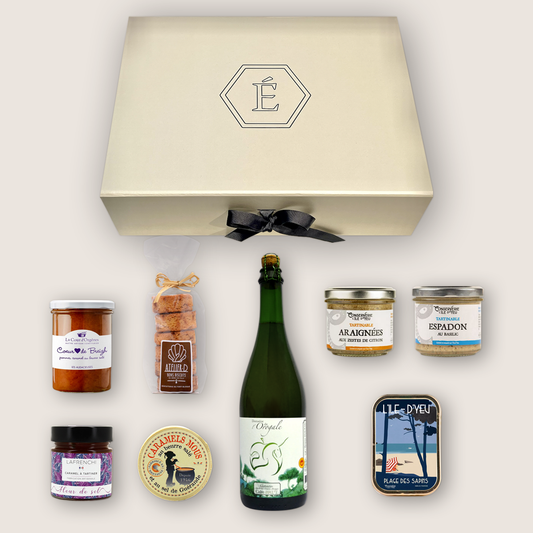 Geschenkbox "La Bretagne" von Les Épicuriens in Berlin Kreuzberg mit einer Flasche Cidre, gesalzenen Buttercaramellbonbons und Sardinen