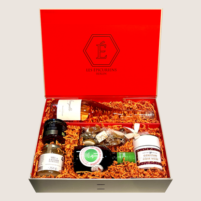 Geschenkbox "La Provence" von Les Épicuriens in Berlin Kreuzberg mit Roséwein, hochwertigem Olivenöl, Lavendelhonig und schwarzer Tapenade