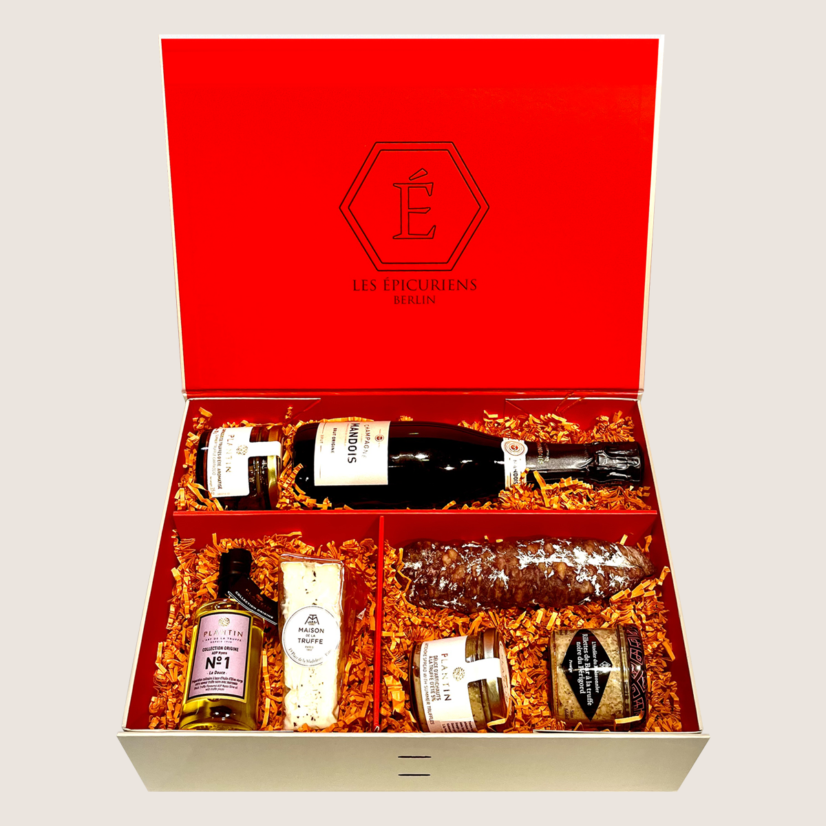 Geschenkbox "Autour de la Truffe" von Les Épicuriens in Berlin Kreuzberg mit Champagner, Trüffelöl und Briekäse mit Trüffel von Maison de la Truffe Paris