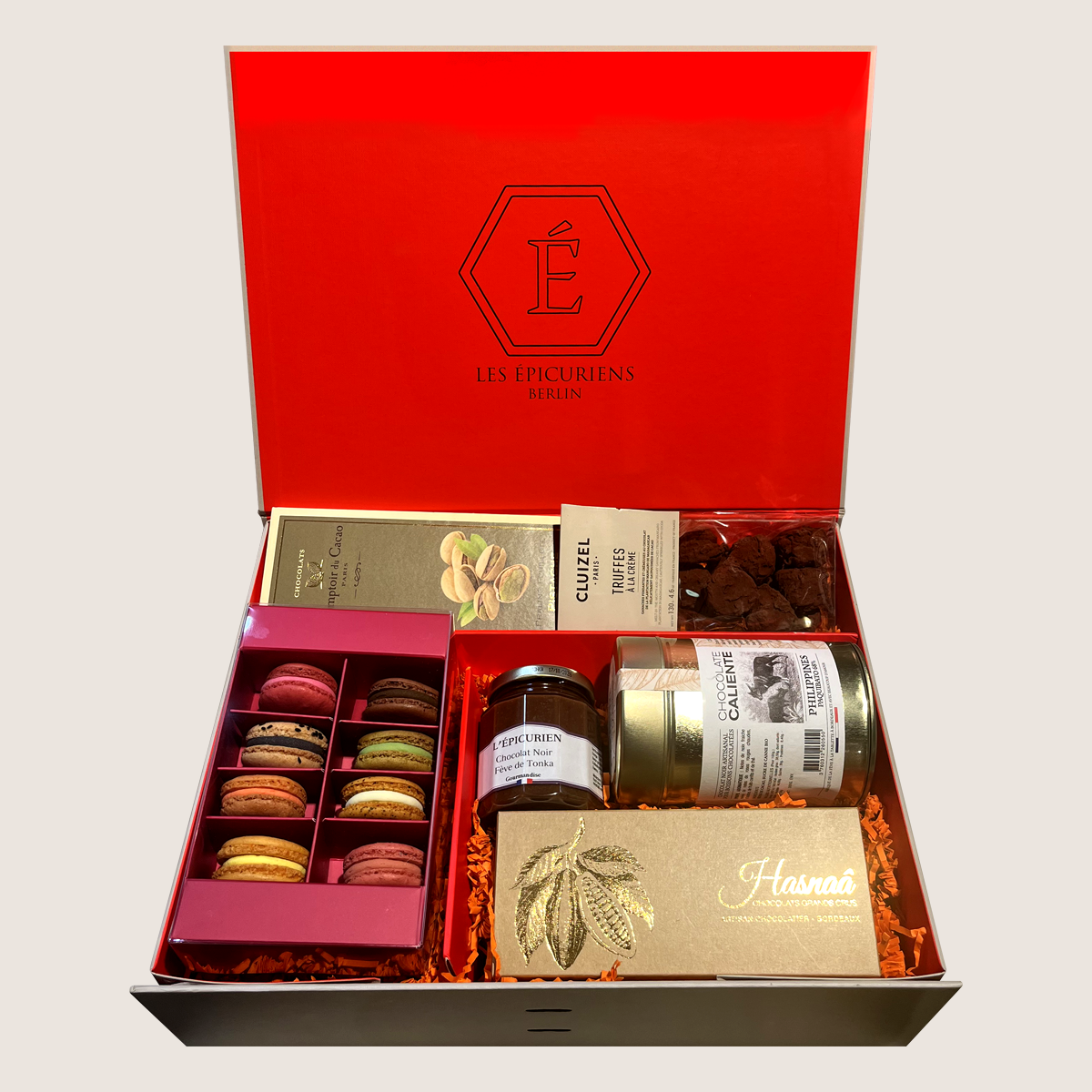 Foto der Produkte in der Geschenkbox "Chocolats et Macarons"