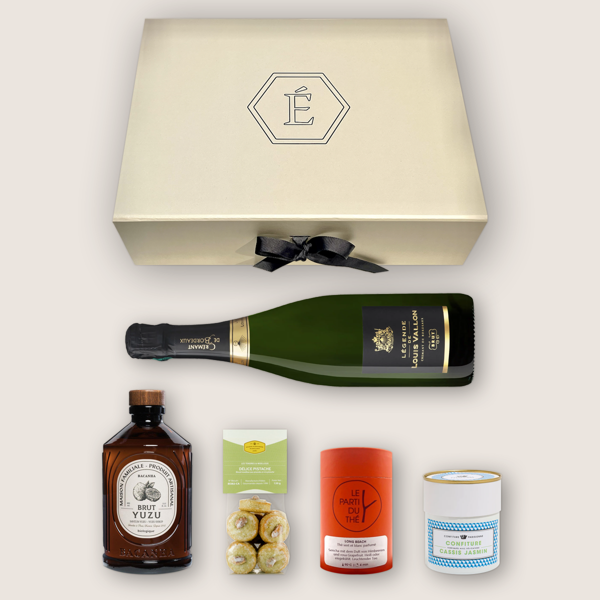 Geschenkbox "L'Épicurienne" von Les Épicuriens in Berlin Kreuzberg mit Tee von Le Parti du Thé, Crémant, Sirup von Bacanha und Konfitüre von Confiture Parisienne