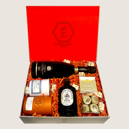 Geschenkbox "L'Épicurienne" von Les Épicuriens in Berlin Kreuzberg mit Tee von Le Parti du Thé, Crémant, Sirup von Bacanha und Konfitüre von Confiture Parisienne