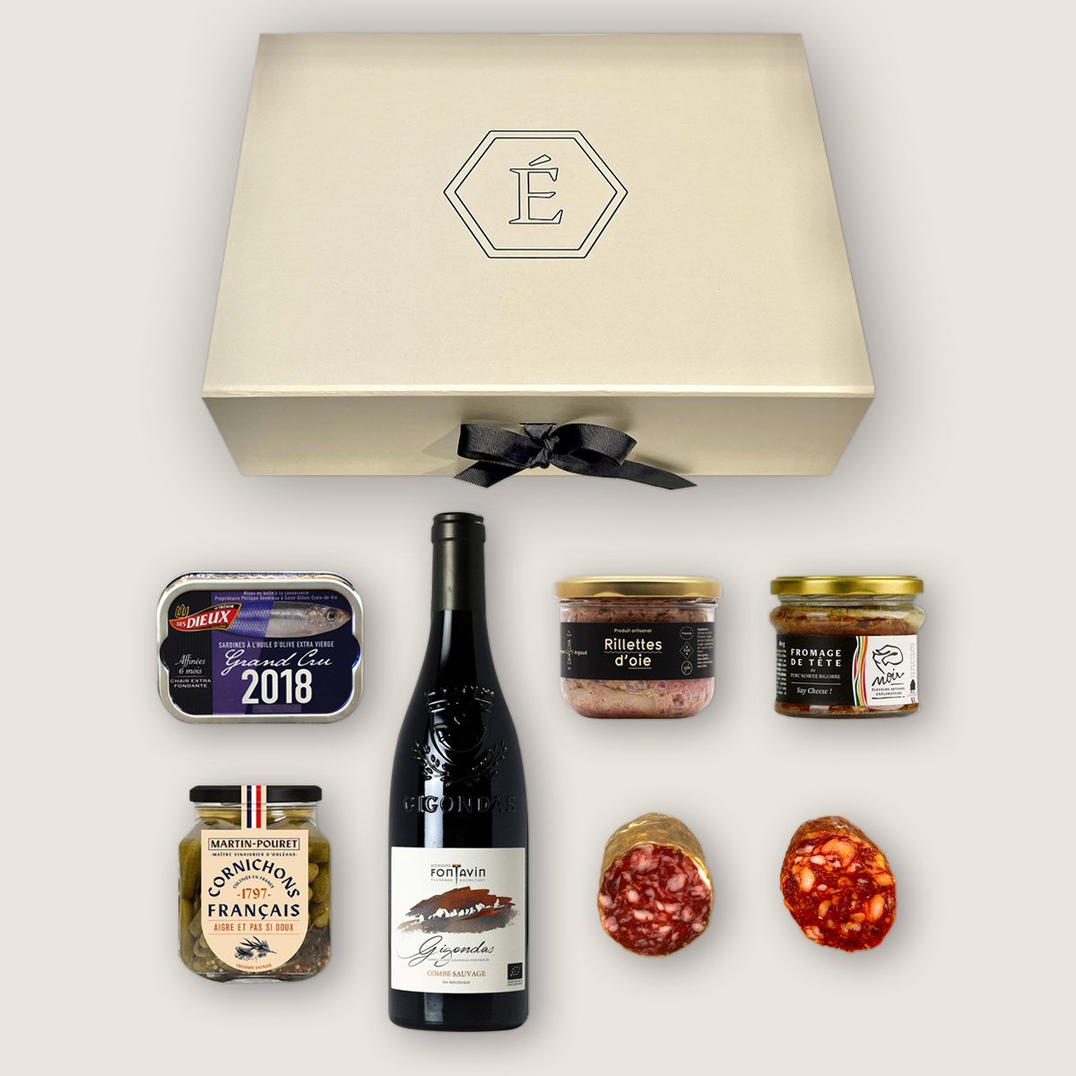 Geschenkbox "Au Coin du Feu" von Les Épicuriens in Berlin Kreuzberg mit Gänseriellette, Sardinen, Rotwein Gigondas und Chorizo Pata Negra