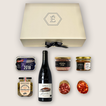 Geschenkbox "Au Coin du Feu" von Les Épicuriens in Berlin Kreuzberg mit Gänseriellette, Sardinen, Rotwein Gigondas und Chorizo Pata Negra