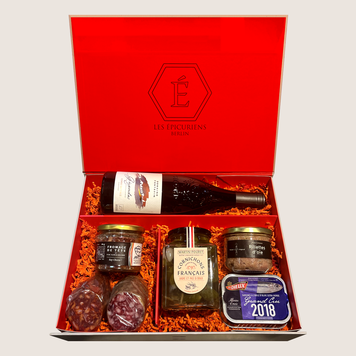 Geschenkbox "Au Coin du Feu" von Les Épicuriens in Berlin Kreuzberg mit Gänseriellette, Sardinen, Rotwein Gigondas und Chorizo Pata Negra