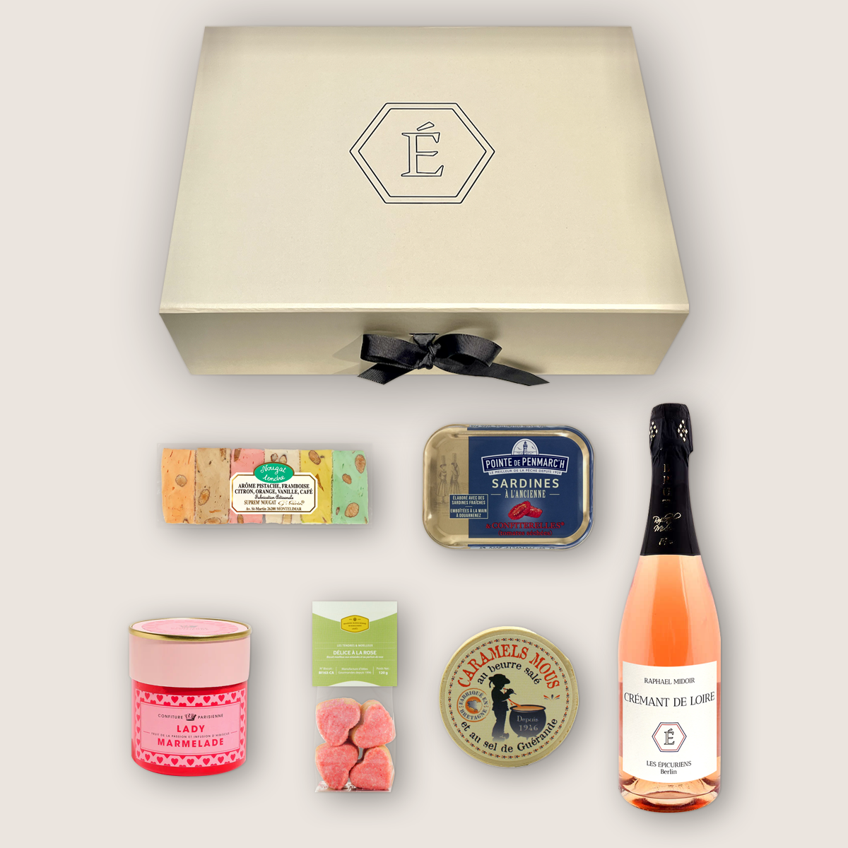 Geschenkbox "La Vie en Rose" von Les Épicuriens in Berlin Kreuzberg mit Rosécrémant, Mandelgebäck von Maison Alsacienne de Biscuiterie, Sardinen und Nougat