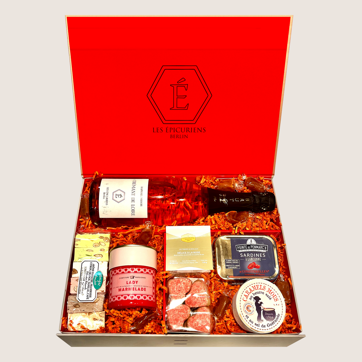 Geschenkbox "La Vie en Rose" von Les Épicuriens in Berlin Kreuzberg mit Rosécrémant, Mandelgebäck von Maison Alsacienne de Biscuiterie, Sardinen und Nougat