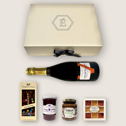Geschenkbox zum Geburtstag von Les Épicuriens in Berlin Kreuzberg mit Crémant aus Bordeaux, Schokolade, Konfitüre und Pate de Fleur