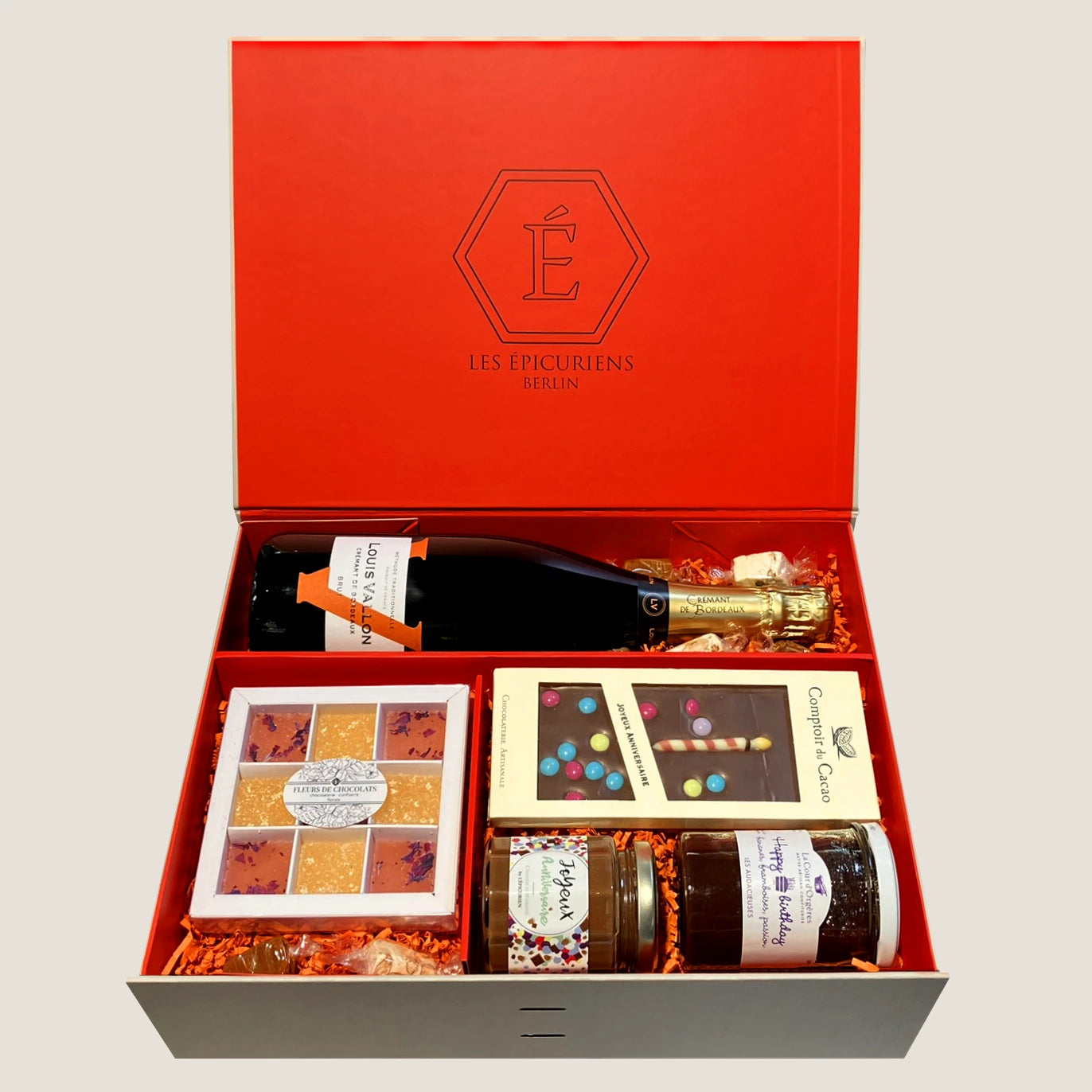 Geschenkbox mit verschiedenen Geburtstagsprodukten aus dem Sortiment von Les Epicuriens in Berlin-Kreuzberg
